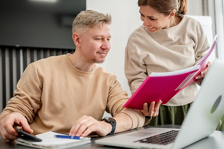 Kollegen im Büro mit Unterlagen