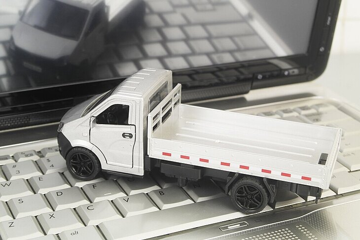 Transportermodell auf Laptoptastatur