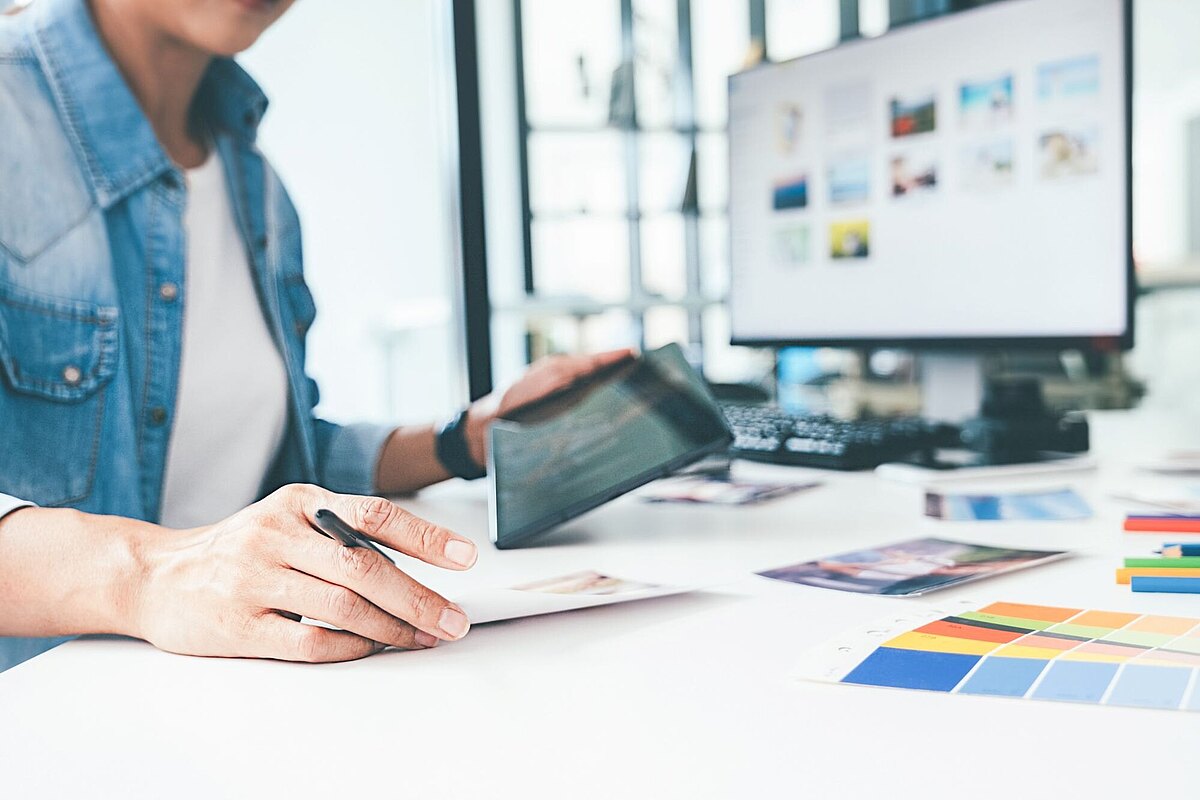 Designer in einer Werbeagentur bei der Arbeit