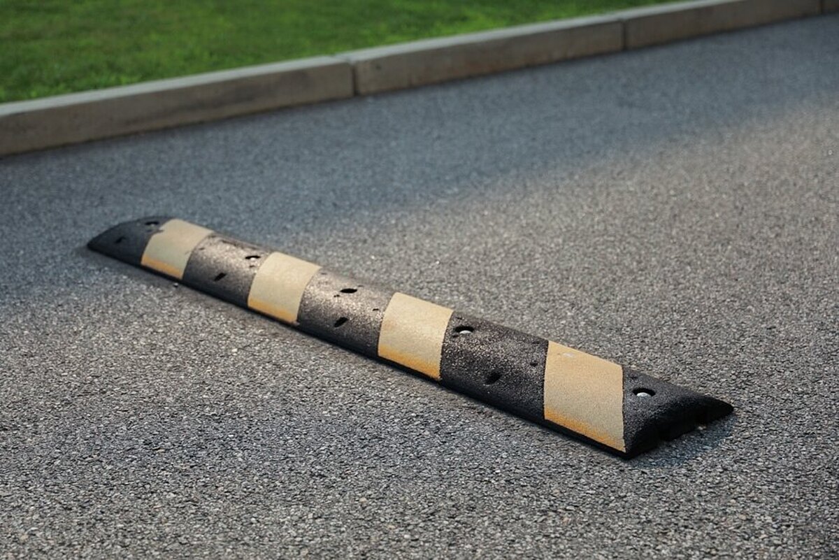 Straßenschwelle mit gelben und schwarzen Streifen