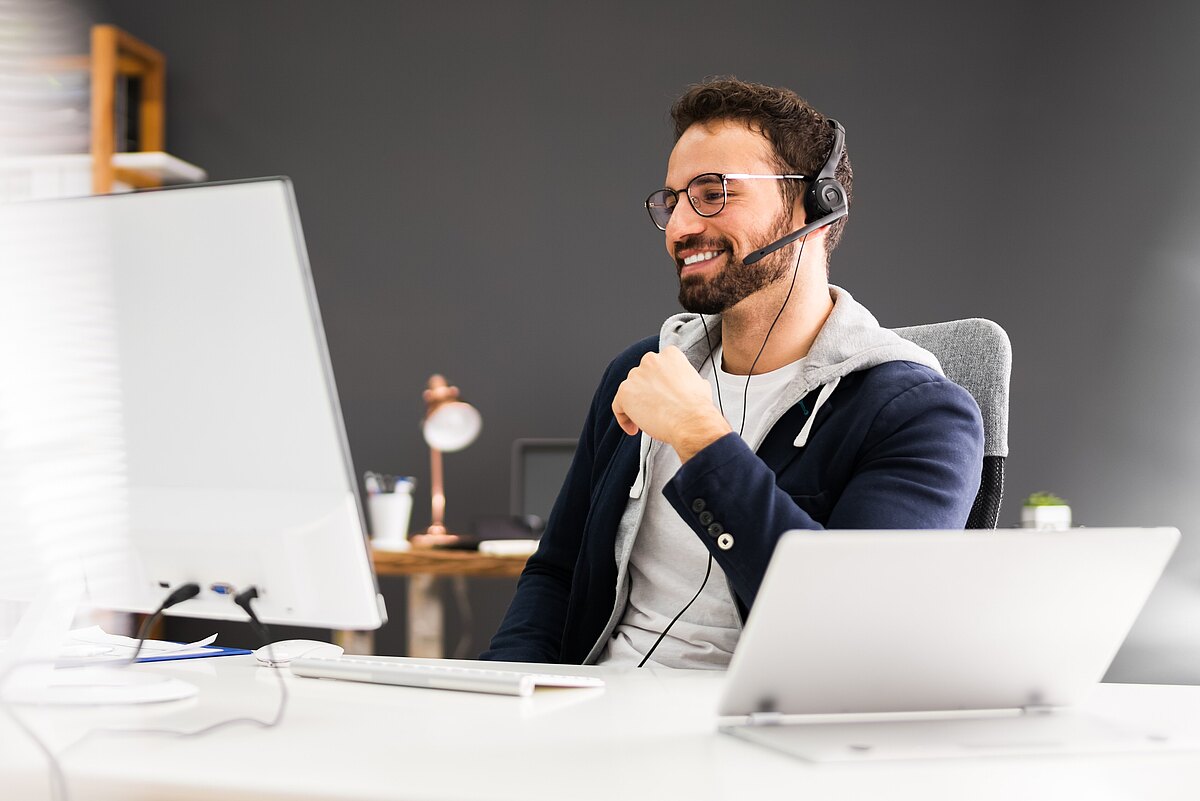 Teilnehmer eines Webinars des Deutschen Ausschreibungsblattes