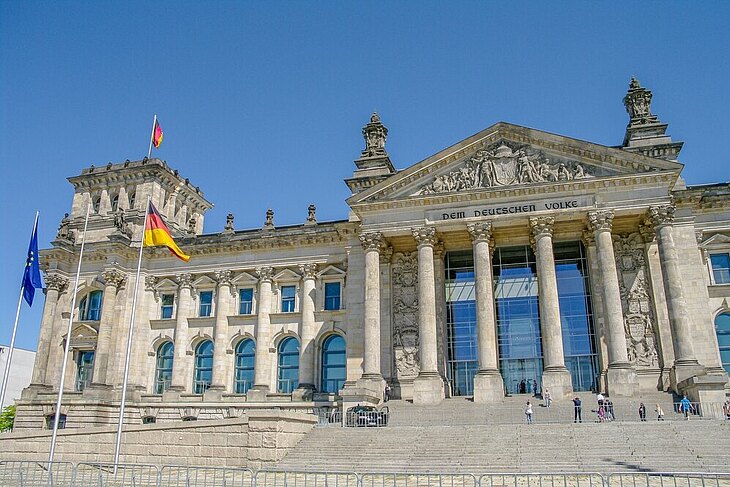 Reichstagsgebäude in Berlin an einem sonnigen Tag